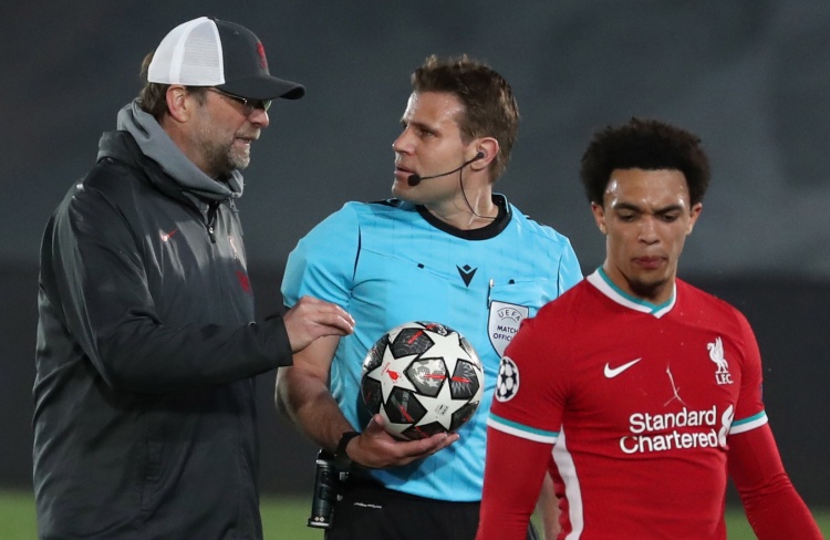 中足联颁奖：申花外租广西球员费尔南多当选中乙赛季最佳球员（中足联年度评选：申花外租至广西的费尔南多当选中乙最佳球员）