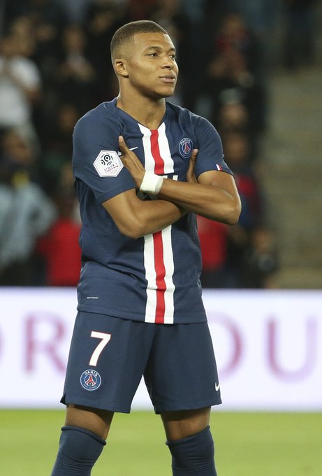 埃杜在高铁站被围满，合同今年到期，他说明年也希望在深圳（埃杜高铁站遭粉丝围堵，合同今年到期：称明年仍盼留在深圳）