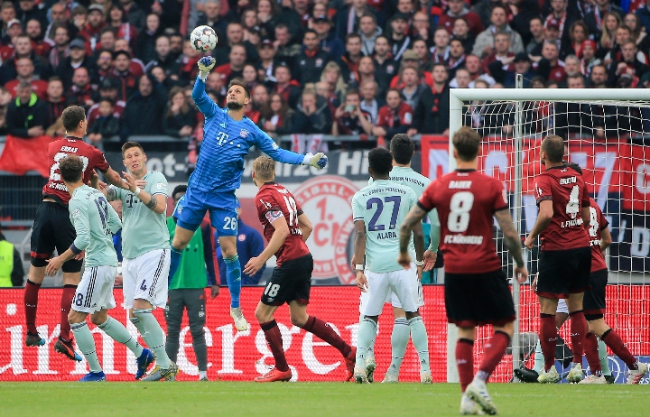 足球报：海港有意杨希，徐彬留洋仍存不确定，西海岸资金有困（足球报：海港有意引进杨希，徐彬留洋前景未明，西海岸资金紧张）