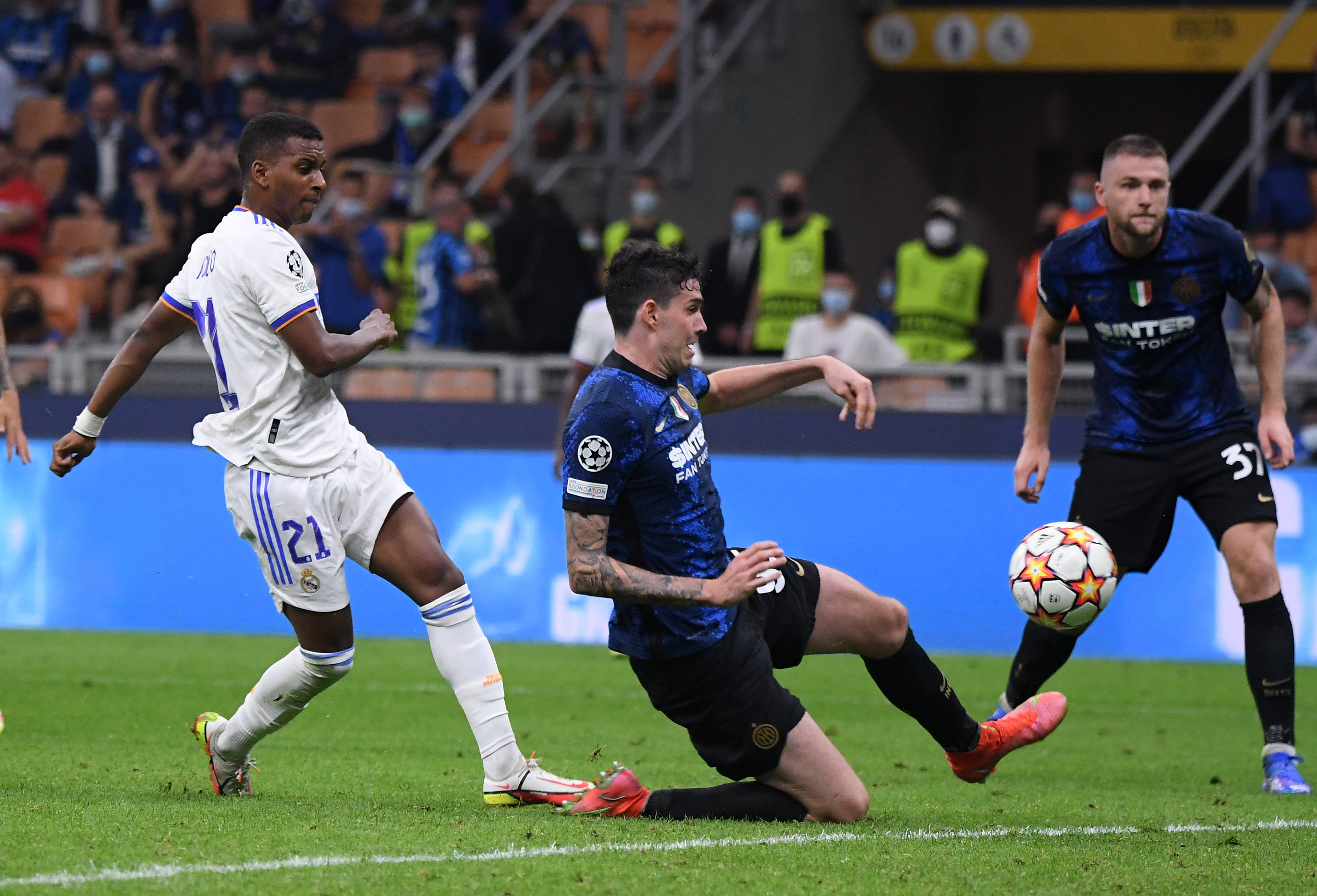 澳超半场：克莱因远射中柱，阿德莱德联暂0-0布里斯班狮吼（澳超半场：克莱因远射中框，阿德莱德联与布里斯班狮吼0-0僵持）