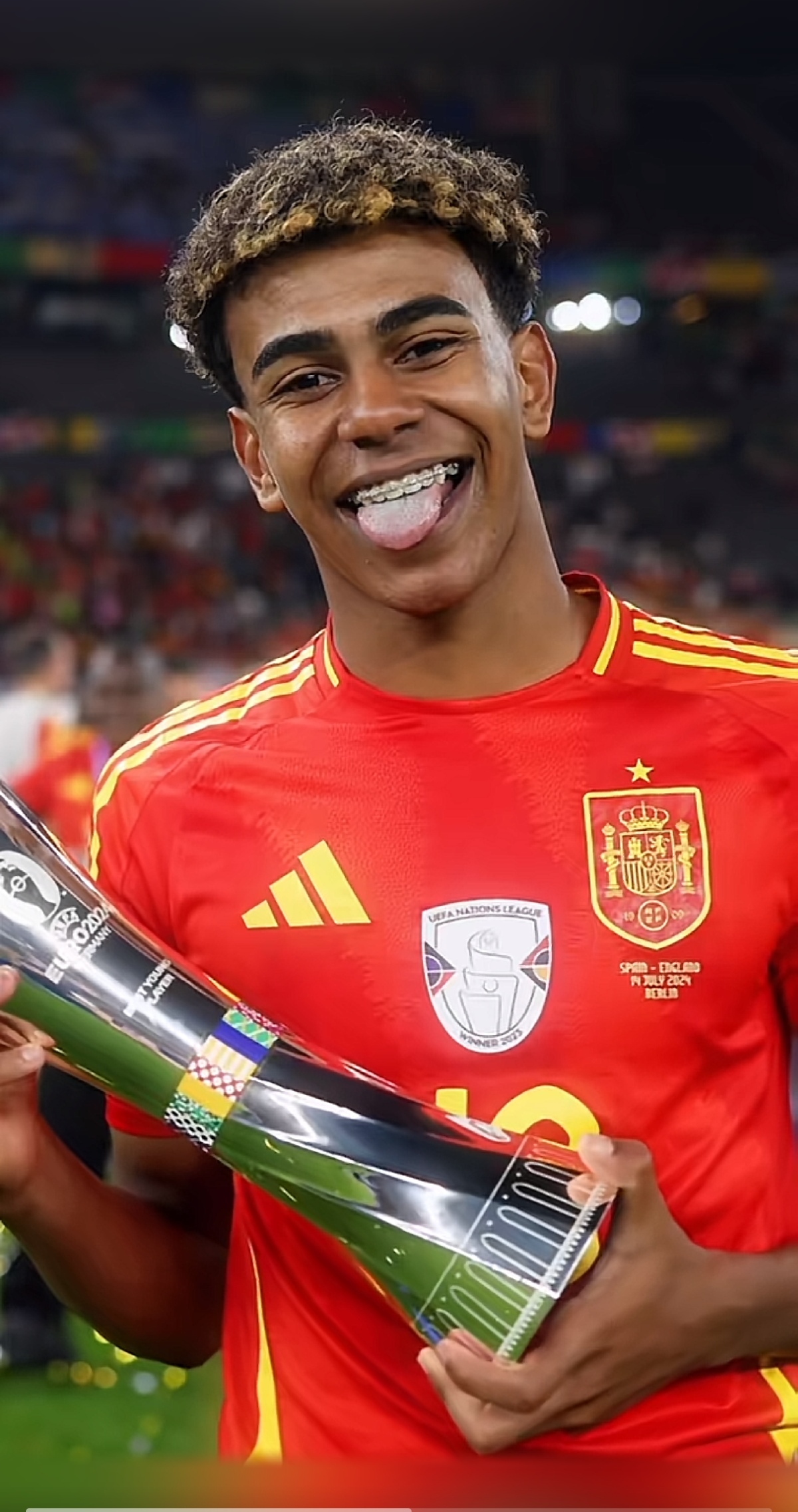 7次扑救+扑点，迈尼昂当选与罗马一役米兰队内最佳球员（迈尼昂7次扑救含扑点，获评米兰战罗马队内最佳）