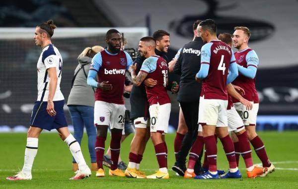 从手足无措到游刃有余，齐达内在公园学着踢毽子（齐达内公园踢毽子：从生疏到娴熟）