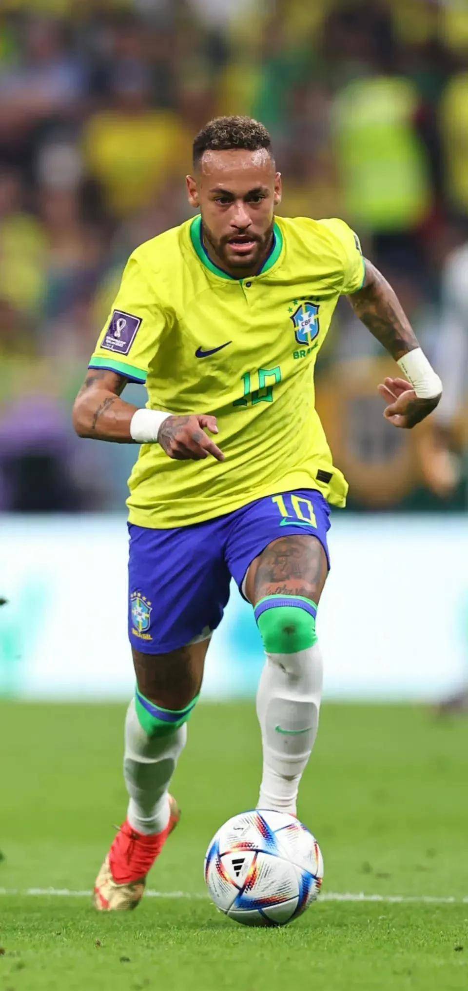 法兰克福球迷诺坎普燃放焰火投掷玻璃杯（法兰克福球迷在诺坎普燃放烟火并投掷玻璃杯）